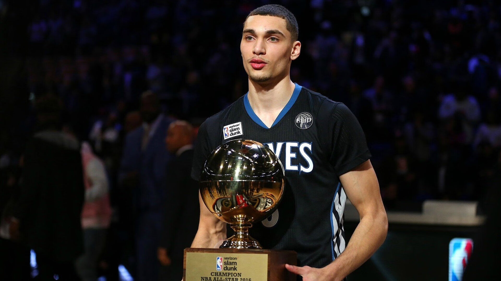 世界纵横山径越野赛 选手穿越雪线与丛林双重地形